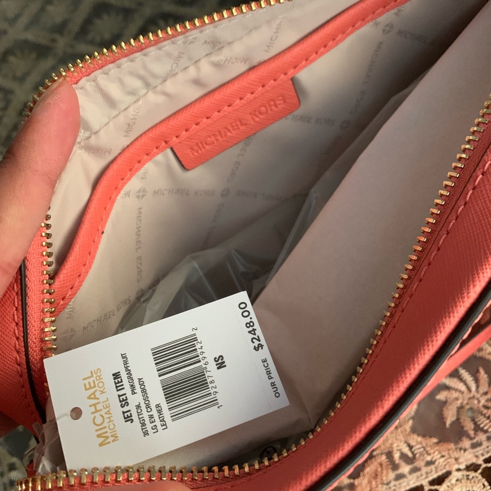 New MK Jet Set Crossbody 🍑 last one - Picture 4 of 4